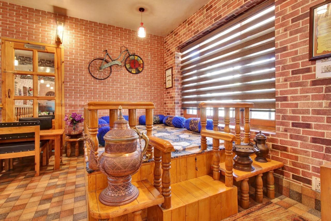 Super Oyo Capital O 91600 The Village Classic Hotel And Restaurant Srinagar  Bagian luar foto